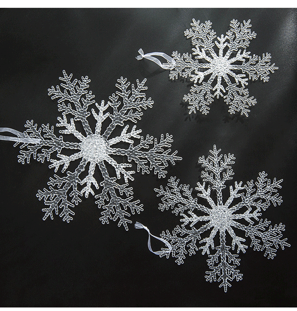 Acrylic Snowflake Christmas Decorations Transparent Tree Pendants hanging on a snowy Christmas tree. Ideal for DIY holiday decor and winter themes.
